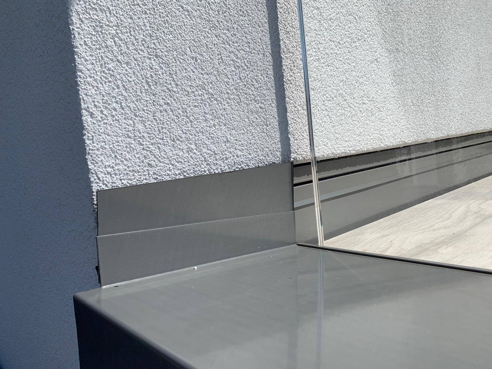 Mauerabdeckung aus Aluminiumblech.